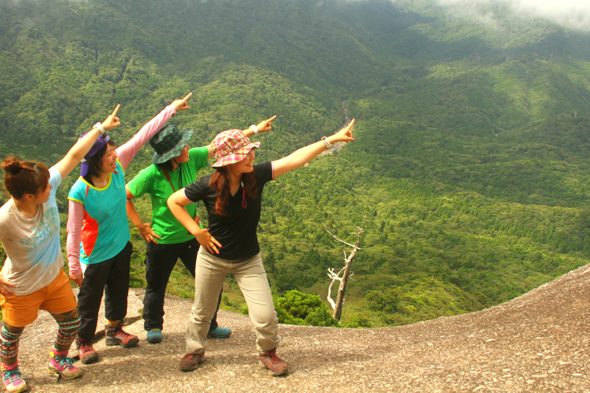 モーニングトレック太鼓岩。屋久島のトレッキングでは定番の太鼓岩ですが、弊社ならではのオリジナルプランになりますので、ゆったりと楽しむことが可能です。白谷雲水峡の森の先にある太鼓岩。もののけ姫ファンの中には白谷雲水峡に入り、いわゆる「もののけの森」までの往復のみという方もいらっしゃいますが、白谷雲水峡を抜け、太鼓岩まで行くトレッキングコースがおすすめです。