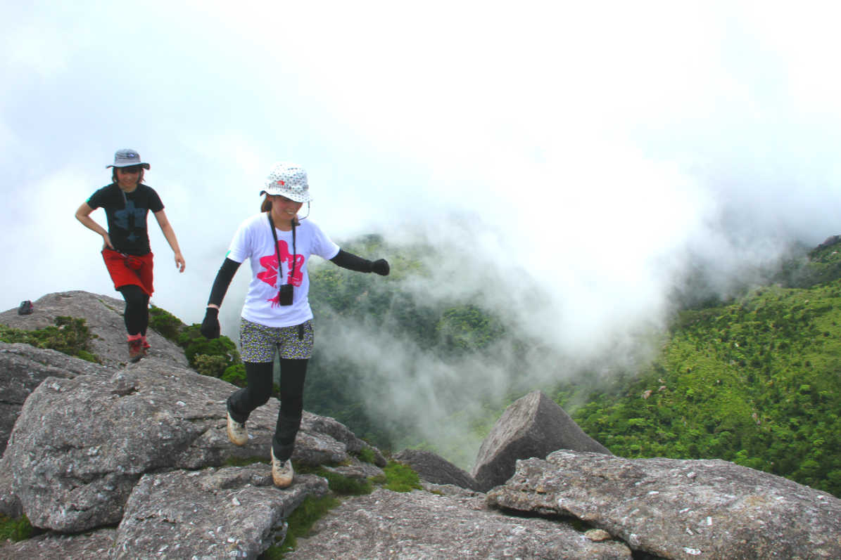 モーニングトレック黒味岳。屋久島三山「黒味岳」を目指すトレッキングコースです。